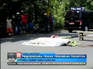 Pemotor Tewas Terlindas Tronton