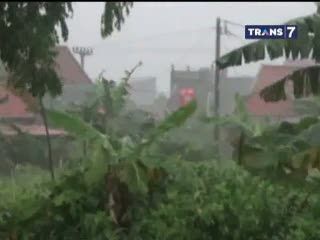 Puncak Longsor Pohon Timpa Rumah, 1 Tewas