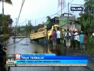 Truk Tabrak Tiang Listrik Hingga Roboh