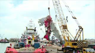 Begini Sulitnya Mengangkat Bangkai AirAsia di Tanjung Priok