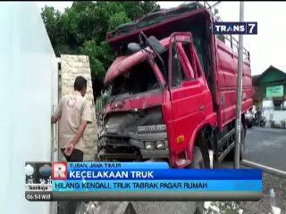 Ugal-ugalan Tronton Tabrak Mobil dan motor serta Pagar Rumah