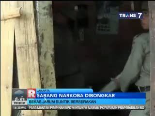 Bekas Jarum Suntik Berserakan Saat Petugas Bongkar Sarang Narkoba