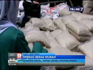 Warga Serbu Operasi Pasar Beras Murah