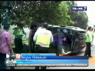 Sopir Mengantuk, Mobil Terbalik Usai Menabrak Trotoar