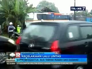 Sopir Mengantuk, Bus Tabrak Rumah dan Gudang