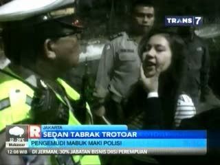 Diduga Mabuk, Pengemudi Cantik Ini Maki Polisi Usai Tabrak Trotoar