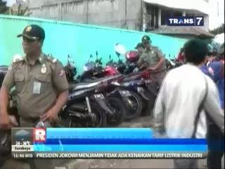 Parkir Sembarangan Disita Helm