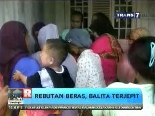 Rebutan Beras, Bayi Terjepit Antrean