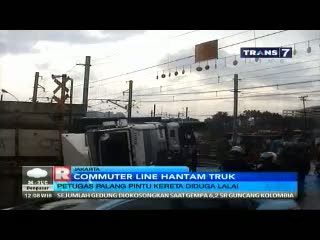 Commuter Line Hantam Truk Diduga Kelalaian Petugas Palang Pintu