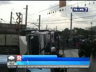 Truk Tronton Tertabrak KRL di Pademangan