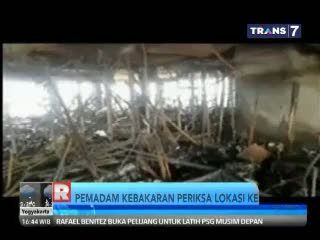 Petugas Damkar Periksa Lokasi Kebakaran Wisma Kosgoro