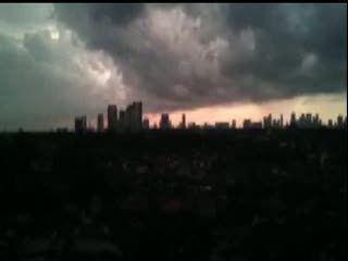 Menakjubkan! Pergerakan Awan di Langit Jakarta 