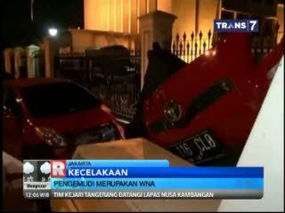 Mobil WNA Tabrak Pagar Komplek Istana