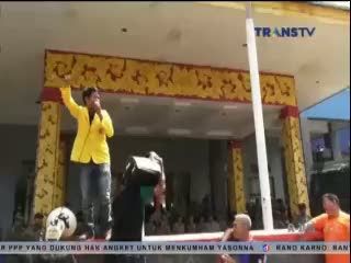 Massa Lempari Gedung PLN dengan Telur dan Alat Elektronik