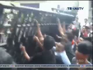 Massa Rusak Pagar Besi Gerbang Kantor Gubernur Banten