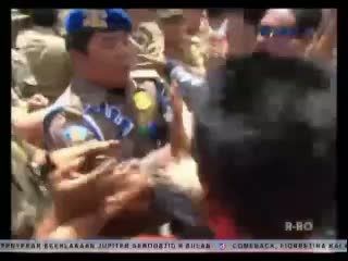 Warga dan Aparat Satpol PP Terlibat Kericuham Saat Eksekusi Rumah