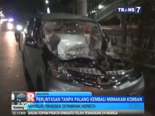 Minibus Ringsek Ditabrak Kereta