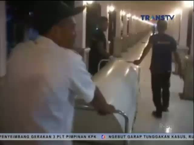Rebutan Penumpang, Bus Tabrak Minibus dan Truk