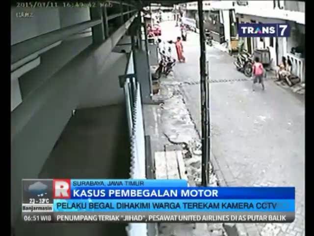 Pelaku Begal Dihakimi Warga Terekam CCTV
