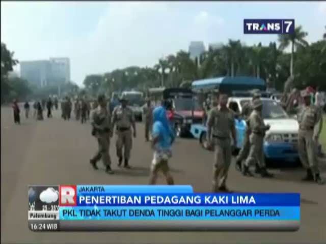 Tak Terima Ditertibkan, PKL Paksa Petugas Kembalikan Barang Dagangan