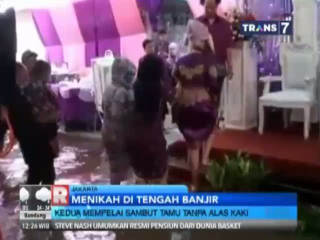 Pasrah, Nikah di Tengah Banjir
