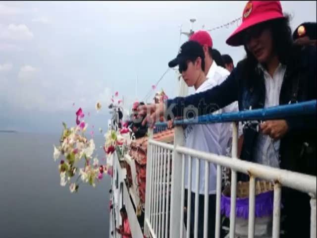 Keluarga Korban AirAsia Tabur Bunga