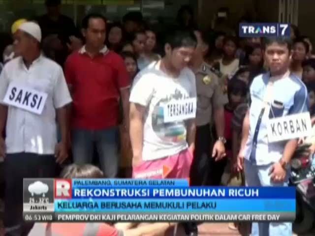Rekonstruksi Pembunuhan Ricuh, Keluarga Korban Berusaha Memukuli Pelaku