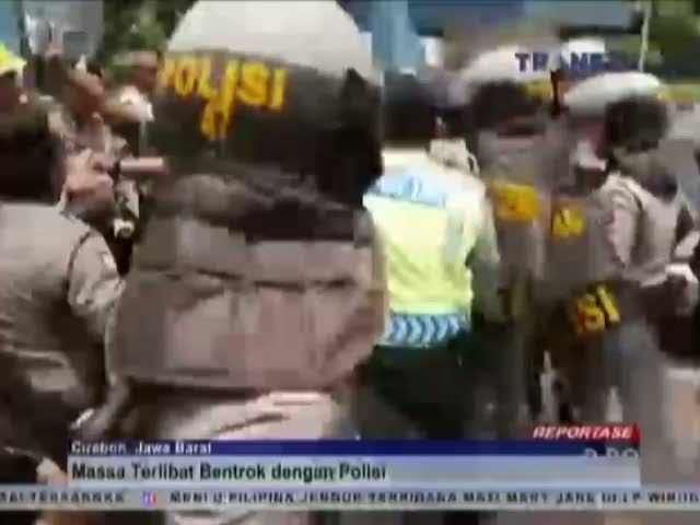 Unjuk Rasa di Depan Pabrik Indocement Diwarnai Bentrokan