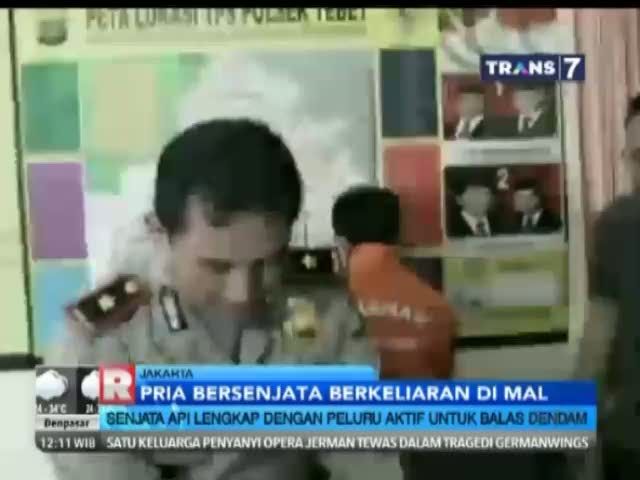 Pria Jalan ke Mal di Kuningan Bawa Senjata Api