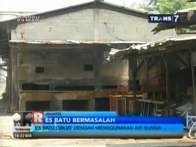 Polisi Gerebek Pabrik Pembuatan Es Batu yang Menggunakan Air Sungai