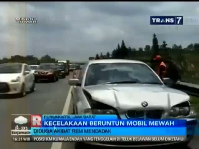 Tabrakan Beruntun Sedan Mewah 