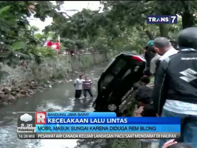 Rem Blong, Mobil Terperosok ke Sungai