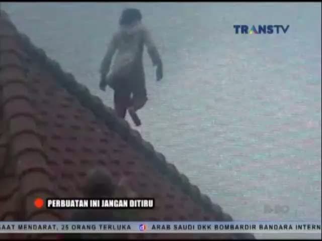 Begini Aksi Fitri Spiderkid Saat Naik Atap Stasiun Tanah Abang