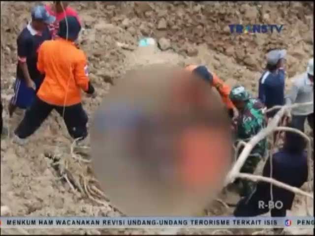 Evakuasi Korban Tewas Tanah Longsor Dilakukan Secara Maraton