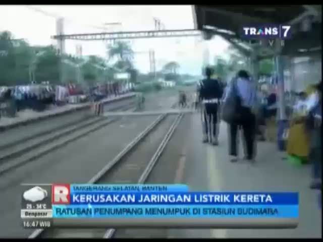 Kerusakan Jaringan, Ratusan Penumpang Menumpuk di Stasiun Sudimara