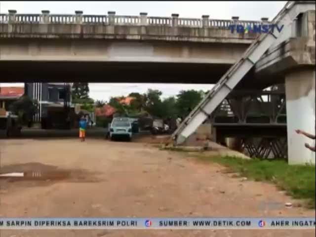 Tak Ada Lapangan, Anak-Anak Bemain di Pemakaman