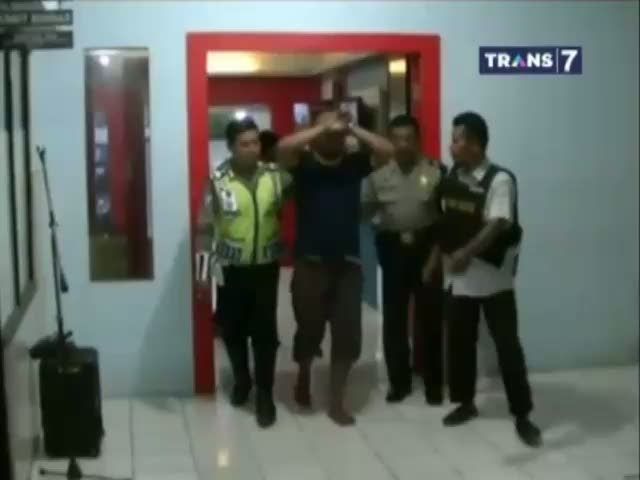 Pemuda Tangan Besi Bobol Mesin ATM