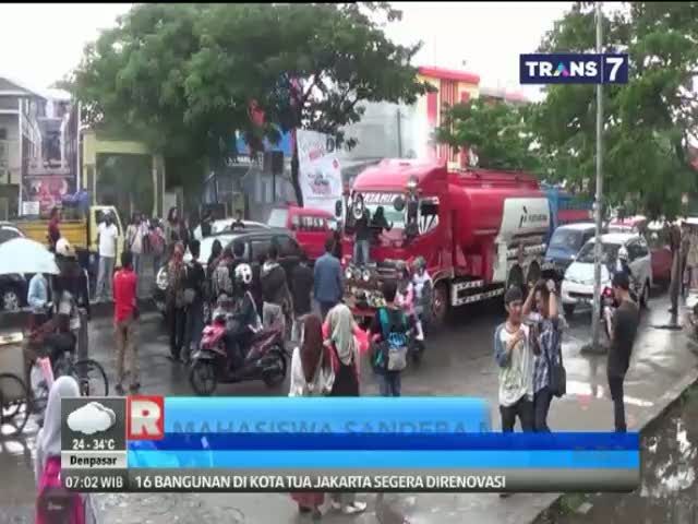 Aksi Mahasiswa Sandera Mobil Pengangkut BBM