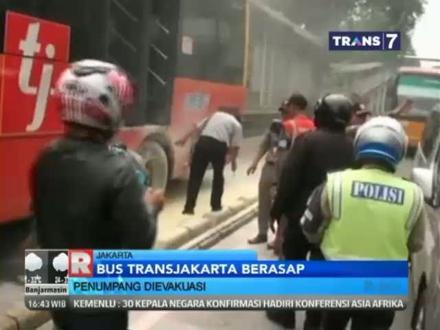 Bus Transjakarta Berasap, Penumpang Dievakusi ke Halte