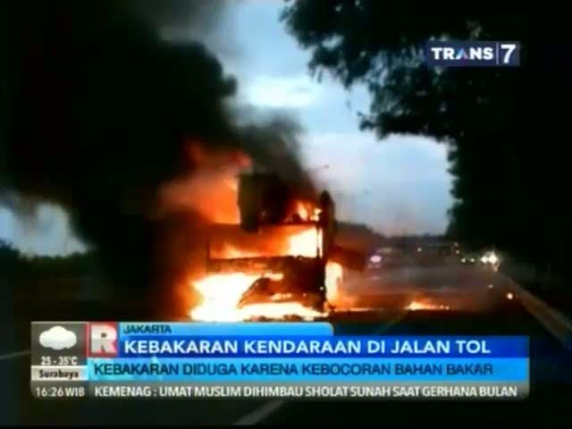 Kebakaran Kendaraan di Jalan Tol Cakung
