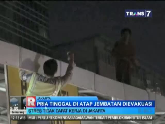 Stres Tak Dapat Kerja di Jakarta, Seorang Pria Tinggal di Atap Jembatan