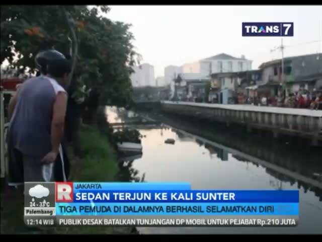 Sedan Nyemplung ke Kali Sunter, Tiga Pemuda di Dalamnya Syok