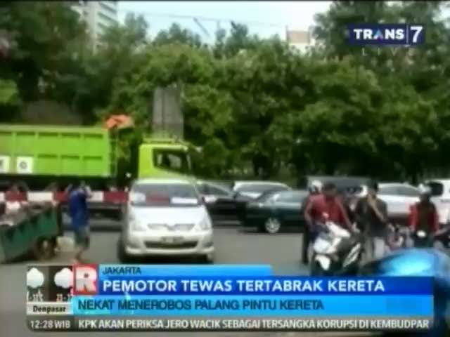 Terobos Palang Pintu, Pemotor Tewas Tertabrak Kereta