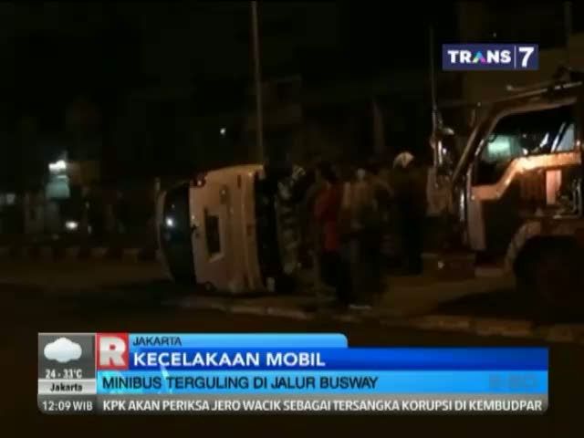 Bawa Teman Wanita, Pengendara Minibus Terguling di Jalur Transjakarta 
