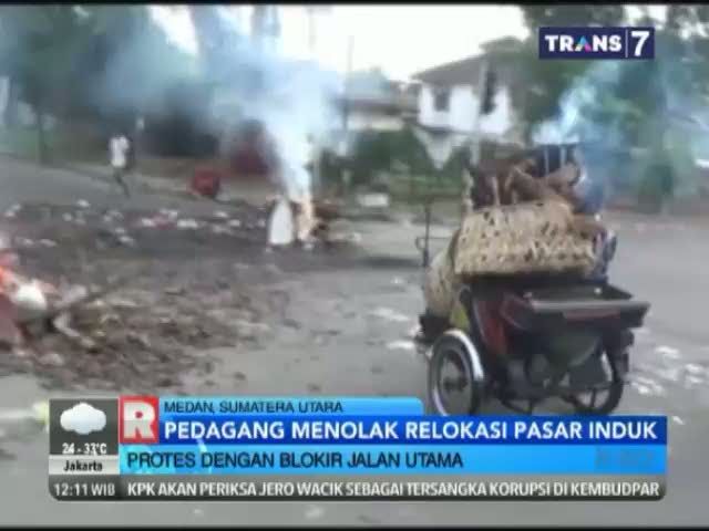 Tolak Relokasi, Pedagang Pasar Induk Blokir Jalan