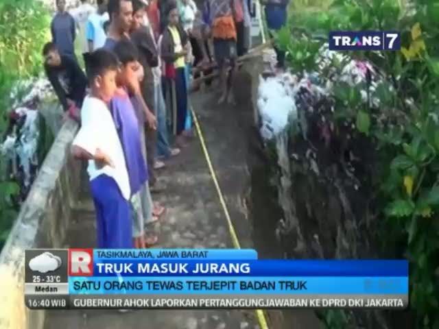 Truk Pengangkut Bata Merah Masuk Jurang