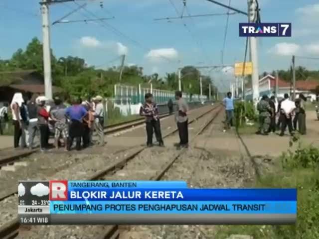 Kecewa, Warga Blokir Jalur Kereta di Tengerang