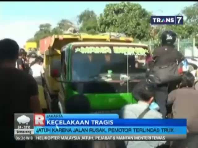 Jatuh Akibat Jalan Rusak, Pemotor Terlindas Truk