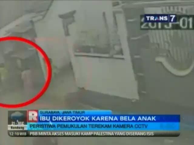Seorang Ibu Dikeroyok Saat Bela Anak Terekam CCTV