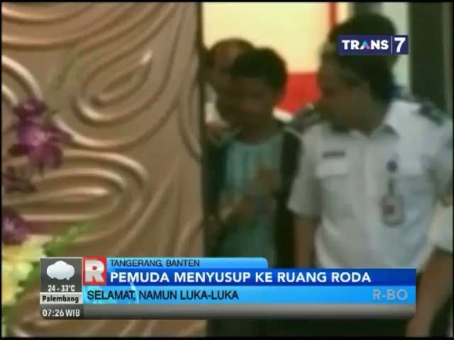 Seorang Pemuda Nekat Menyusup ke Roda Pesawat